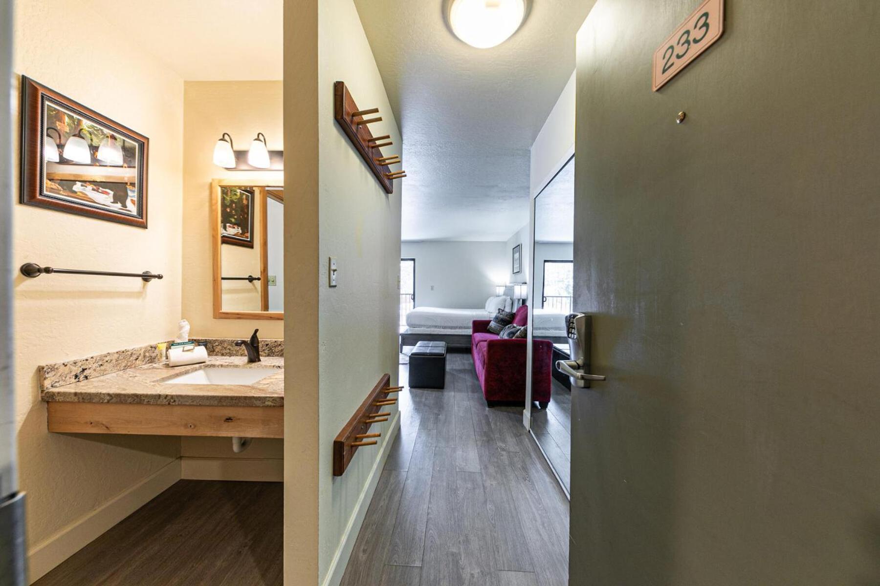 Charming Queen Studio Deluxe W/Balcony #233 At Donner Lake Village Truckee Exterior photo